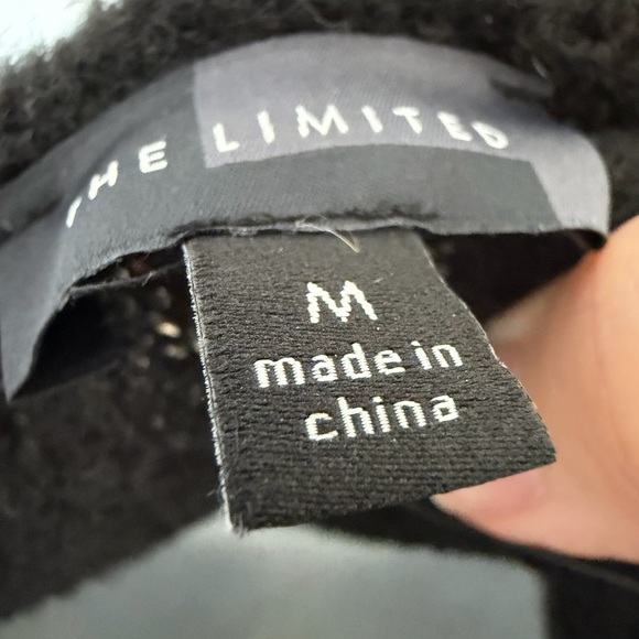 NWT WOOL ALPACA THE LIMITED GEOMETRIC Cozy Gray and Black Patterned Sweater - Picture 6 of 6